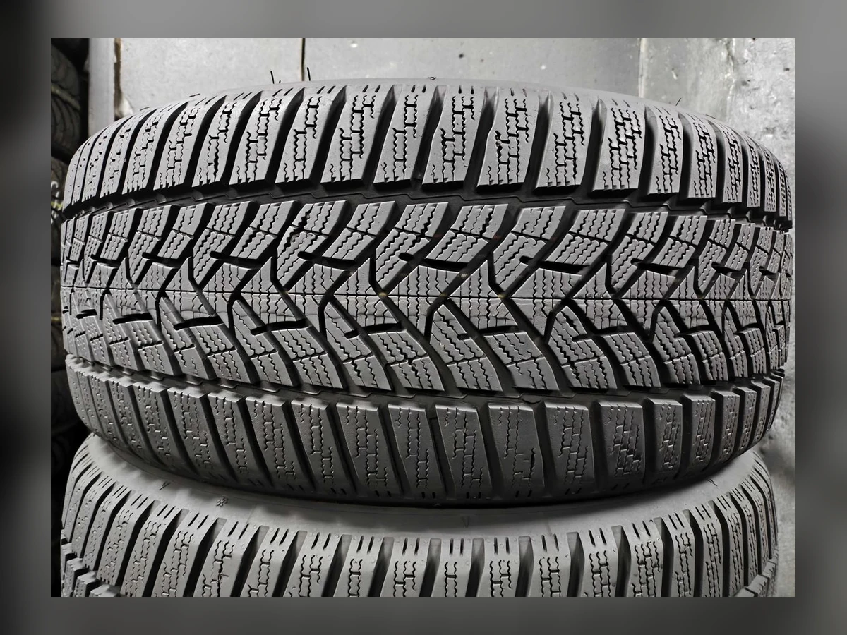 Dunlop — 225/45 R17 — Dunlop 225/45 R17 Зима (липучка) 4 шт (Комплект) — 8.5+ (Новая)