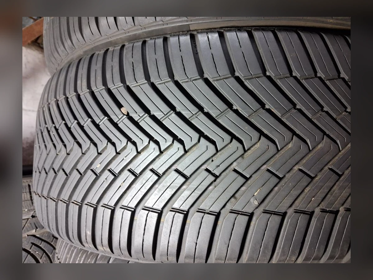 Continental — 235/45 R19 — Continental 235/45 R19 Всесезонка 2 шт (Пара) — 7.0