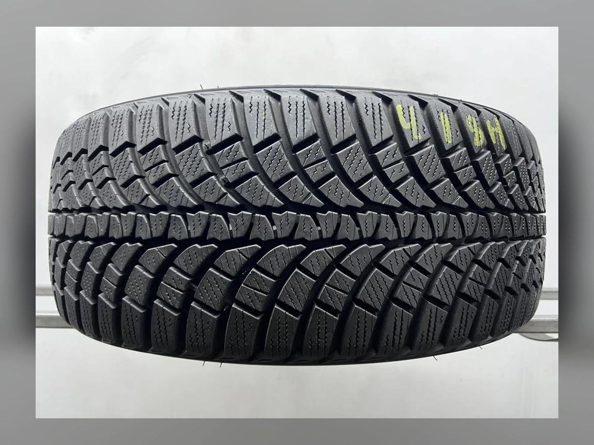 Kumho — 225/45 R17 — Kumho 225/45 R17 Зима (липучка) 1 шт (Одиночка) — 8.5+ (Новая)