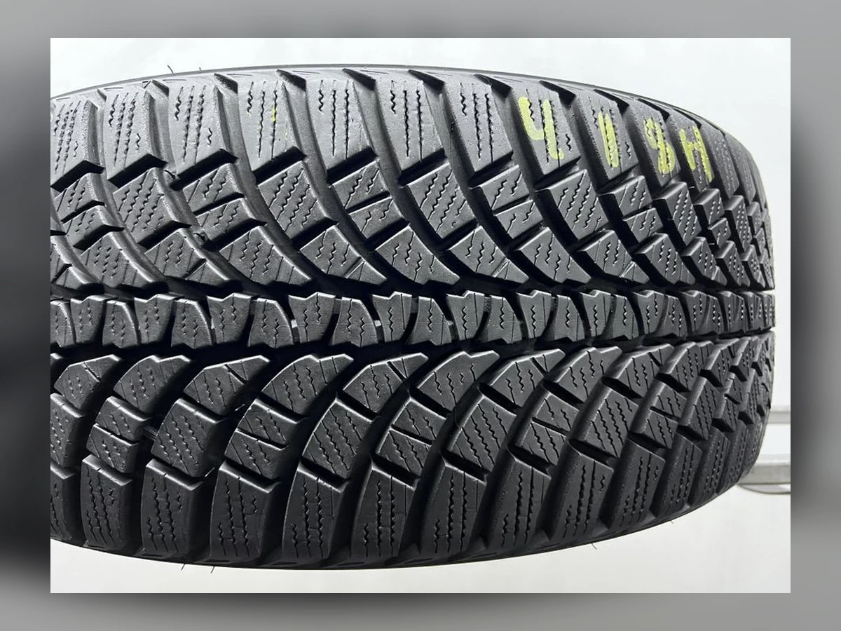 Kumho — 225/45 R17 — Kumho 225/45 R17 Зима (липучка) 1 шт (Одиночка) — 8.5+ (Новая)